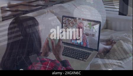 Bild der Infografik-Schnittstelle über Bild einer kaukasischen Frau, die mit einem älteren Mann auf einem Laptop telefoniert Stockfoto