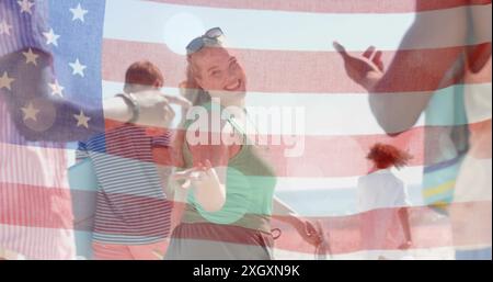 Bild der Flagge der usa über glücklichen, vielfältigen Freunden am Strand im Sommer Stockfoto