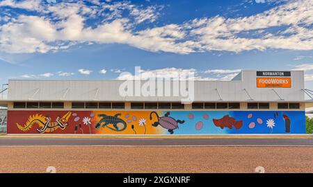 Einheimische Kunstgemälde mit Tieren in verschiedenen Farben an der Wand des lokalen Supermarktes, Normanton, Golf von Carpentaria, Queensland, Australien Stockfoto