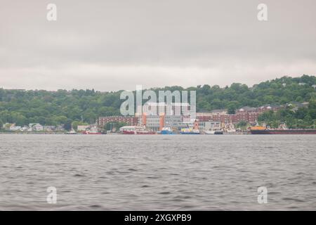 Dartmouth, NS, Kanada - 23. Juni 2024: Waterfront Hillside Community with Copy-Space Stockfoto