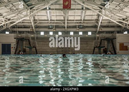 US-Marines mit Hauptquartier und Service Battalion, Marine Corps Recruit Depot San Diego, treten an der Schwimmpartie des Run-Swim-Run-Events während der Hauptquartier- und Service Battalion Atlas Games am MCRD San Diego, Kalifornien, 2. Juli 2024 an. Die H & S Bataillon Atlas Games sind ein Bataillon-Feldtreffen, das Führungsfähigkeiten und Teamarbeit beinhaltet, um die individuelle Bereitschaft, den Zusammenhalt der Einheit, die Moral zu stärken und den Corps-Esprit unter den Marines zu fördern. (Foto des U.S. Marine Corps von Lance CPL. Alexandra M. Earl) Stockfoto
