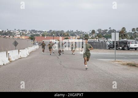 Die US-Marines mit Hauptquartier und Service Battalion, Marine Corps Recruit Depot San Diego, treten am 2. Juli 2024 während der Atlas Games des Hauptquartiers und des Service Battalions im MCRD San Diego, Kalifornien, an. Die H & S Bataillon Atlas Games sind ein Bataillon-Feldtreffen, das Führungsfähigkeiten und Teamarbeit beinhaltet, um die individuelle Bereitschaft, den Zusammenhalt der Einheit, die Moral zu stärken und den Corps-Esprit unter den Marines zu fördern. (Foto des U.S. Marine Corps von Lance CPL. Alexandra M. Earl) Stockfoto