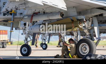 Ein Crewchef der 124th Maintenance Group der Idaho Air National Guard, Teil des 124th Fighter Wing, Gowen Field, Boise, Idaho, macht am 11. Juni 2024 eine Pause im Schatten eines A-10 Thunderbolt II bei einer Übung zur Evaluierung des Waffensystems auf der Hill Air Force Base, Utah. Die Crew Chiefs sind für die allgemeine Wartung und Pflege von Flugzeugen vor und nach Flügen verantwortlich. (Foto der U.S. Air National Guard von Senior Master Sgt. Joshua C. Allmaras) Stockfoto