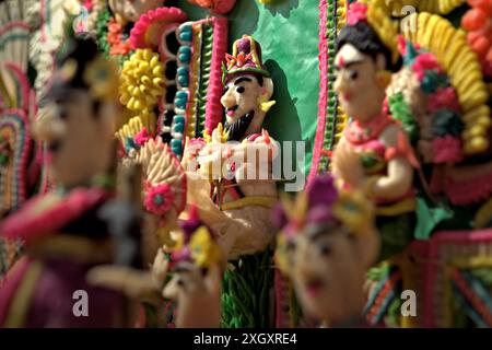 Traditionelle, skulpturale Kunst aus Reismehl als Opfergabe für spirituelle Zeremonien in Bedugul, Tabanan, Bali, Indonesien. Stockfoto