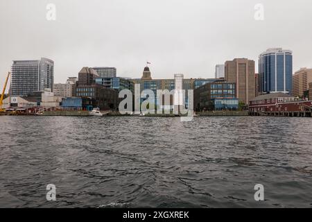 Halifax, NS, Kanada - 23. Juni 2024: Moderne Gebäude entlang des Hafens mit Kopierraum Stockfoto