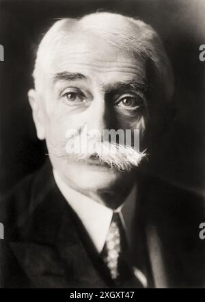 1935 v. Chr., FRANKREICH: Der Baron PIERRE DE FREDY DE COUBERTIN ( 1863–1937). Französischer Pädagoge und Historiker, der vor allem als Gründer des Internationalen Olympischen Komitees bekannt ist . Unbekannter Fotograf. - SPORT - OLIMPIADE - OLIMPIADI - OLYMPIA - GIOCHI OLIMPICI ESTIVI - FOTO STORICHE - GESCHICHTE - Porträt - ritratto - baffi - Moustache - SPORT - tie - cravatta - Kragen - Colletto - COMITATO OLIMPICO INTERNAZIONALE - nobile - nobili - französischer Adel - nobiltà francese - - Archivio GBB Stockfoto