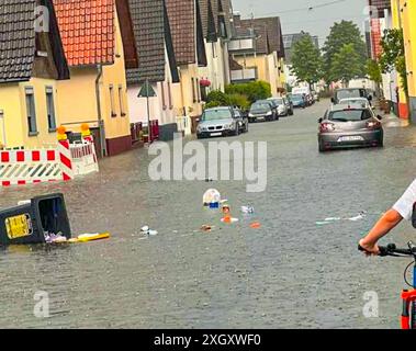 Schweres Unwetter sorgt für Chaos in Rastatt: Schwerer Downburst Fallböe peitscht mit Sturm und Starkregen durch Rastatt unzählige Bäume stürzt wie Streichhölzer um und Straßen werden überflutet Lastwagenfahrer filmt vom Fahrersitz wie es sollte ein schwülwarmer Sommerabend werden, doch plötzlich verdunkelte sich der Himmel und in Rastatt in Baden-Württemberg brach binnen weniger Augenblicke das Chaos aus. Ein schweres Unwetter verwüstete große Teile der Stadt: Bäume entwurzeln, Häuser werden abgedeckt, Fensterscheiben zerbersten, Straßen werden überflutet, das geplante EM-Public-Viewing wird Stockfoto