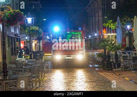 Schweres Unwetter sorgt für Chaos in Rastatt: Schwerer Downburst Fallböe peitscht mit Sturm und Starkregen durch Rastatt unzählige Bäume stürzt wie Streichhölzer um und Straßen werden überflutet Lastwagenfahrer filmt vom Fahrersitz wie es sollte ein schwülwarmer Sommerabend werden, doch plötzlich verdunkelte sich der Himmel und in Rastatt in Baden-Württemberg brach binnen weniger Augenblicke das Chaos aus. Ein schweres Unwetter verwüstete große Teile der Stadt: Bäume entwurzeln, Häuser werden abgedeckt, Fensterscheiben zerbersten, Straßen werden überflutet, das geplante EM-Public-Viewing wird Stockfoto