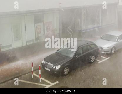 Schweres Unwetter sorgt für Chaos in Rastatt: Schwerer Downburst Fallböe peitscht mit Sturm und Starkregen durch Rastatt unzählige Bäume stürzt wie Streichhölzer um und Straßen werden überflutet Lastwagenfahrer filmt vom Fahrersitz wie es sollte ein schwülwarmer Sommerabend werden, doch plötzlich verdunkelte sich der Himmel und in Rastatt in Baden-Württemberg brach binnen weniger Augenblicke das Chaos aus. Ein schweres Unwetter verwüstete große Teile der Stadt: Bäume entwurzeln, Häuser werden abgedeckt, Fensterscheiben zerbersten, Straßen werden überflutet, das geplante EM-Public-Viewing wird Stockfoto