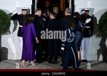 Washington, DC, USA, 10. Juli 2024. Emmanuel Macron, Frankreichs Präsident, Zentrum, nach der Ankunft im Südportico des Weißen Hauses in Washington, DC am Mittwoch, den 10. Juli 2024. Die NATO-Führer, die sich zu einem dreitägigen NATO-Gipfel in Washington treffen, werden fünf Langstreckenluftverteidigungssysteme für die Ukraine entsenden, nachdem Präsident Wolodymyr Zelenskij nach verstärkten russischen Angriffen auf sein Land um weitere Hilfe gebeten hatte. Foto: Graeme Sloan/UPI Credit: UPI/Alamy Live News Stockfoto