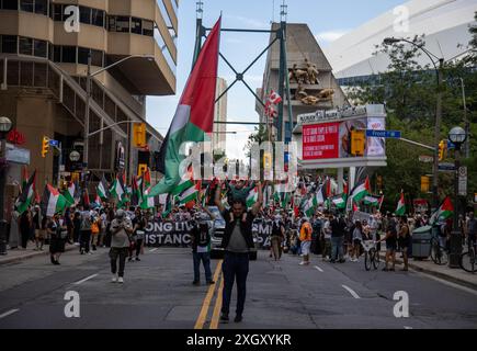 Pro-palästinensische Demonstranten gehen auf die Straßen von Toronto und rufen die kanadische Regierung auf, sich gegen den israelischen Völkermord zu stellen Stockfoto