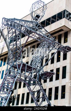 Montreal, Kanada - 5. Juli 2024: 7-Finger-akrobat-Gruppe in Completement Cirque Giants in Place Ville Marie in Montreal Stockfoto