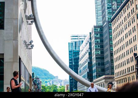 Montreal, Kanada - 5. Juli 2024: 7-Finger-akrobat-Gruppe in Completement Cirque Giants in Place Ville Marie in Montreal Stockfoto