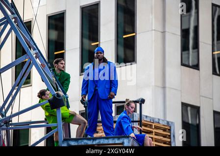 Montreal, Kanada - 5. Juli 2024: 7-Finger-akrobat-Gruppe in Completement Cirque Giants in Place Ville Marie in Montreal Stockfoto
