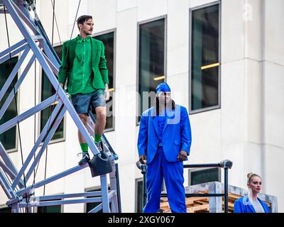 Montreal, Kanada - 5. Juli 2024: 7-Finger-akrobat-Gruppe in Completement Cirque Giants in Place Ville Marie in Montreal Stockfoto