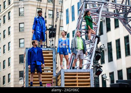 Montreal, Kanada - 5. Juli 2024: 7-Finger-akrobat-Gruppe in Completement Cirque Giants in Place Ville Marie in Montreal Stockfoto