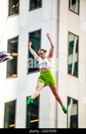 Montreal, Kanada - 5. Juli 2024: 7-Finger-akrobat-Gruppe in Completement Cirque Giants in Place Ville Marie in Montreal Stockfoto