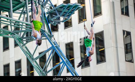Montreal, Kanada - 5. Juli 2024: 7-Finger-akrobat-Gruppe in Completement Cirque Giants in Place Ville Marie in Montreal Stockfoto