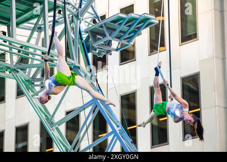 Montreal, Kanada - 5. Juli 2024: 7-Finger-akrobat-Gruppe in Completement Cirque Giants in Place Ville Marie in Montreal Stockfoto