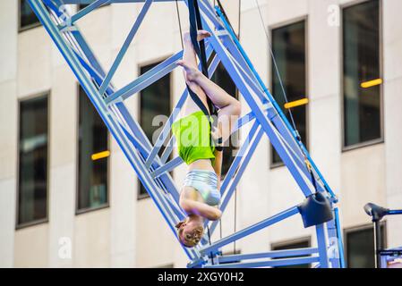 Montreal, Kanada - 5. Juli 2024: 7-Finger-akrobat-Gruppe in Completement Cirque Giants in Place Ville Marie in Montreal Stockfoto