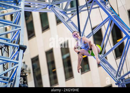 Montreal, Kanada - 5. Juli 2024: 7-Finger-akrobat-Gruppe in Completement Cirque Giants in Place Ville Marie in Montreal Stockfoto