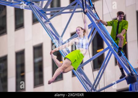 Montreal, Kanada - 5. Juli 2024: 7-Finger-akrobat-Gruppe in Completement Cirque Giants in Place Ville Marie in Montreal Stockfoto