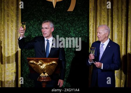 Jens Stoltenberg, NATO-Generalsekretär, hebt am Mittwoch, den 10. Juli, ein Glas zum Toast auf einem Abendessen mit NATO-Verbündeten und -Partnern im East Room des Weißen Hauses in Washington, DC, USA. 2024. die NATO-Führer, die sich zu einem dreitägigen NATO-Gipfel in Washington treffen, werden fünf Langstreckenluftverteidigungssysteme für die Ukraine entsenden, nachdem Präsident Wolodymyr Zelenskij nach verstärkten russischen Angriffen auf sein Land um weitere Hilfe gebeten hatte. Von rechts sieht man US-Präsident Joe Biden. Kredit: Ting Shen/Pool über CNP/MediaPunch Stockfoto