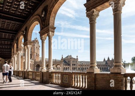 Detail der Plaza de España, ein architektonisches Ensemble im Park María Luisa in der Stadt Sevilla (Andalusien, Spanien). Stockfoto