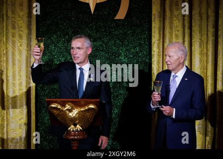 Washington, DC, USA. Juli 2024. Jens Stoltenberg, NATO-Generalsekretär, hebt am Mittwoch, den 10. Juli, ein Glas zum Toast auf einem Abendessen mit NATO-Verbündeten und -Partnern im East Room des Weißen Hauses in Washington, DC, USA. 2024. die NATO-Führer, die sich zu einem dreitägigen NATO-Gipfel in Washington treffen, werden fünf Langstreckenluftverteidigungssysteme für die Ukraine entsenden, nachdem Präsident Wolodymyr Zelenskij nach verstärkten russischen Angriffen auf sein Land um weitere Hilfe gebeten hatte. Von rechts sieht man US-Präsident Joe Biden. Quelle: Ting Shen/Pool über CNP/dpa/Alamy Live News Stockfoto