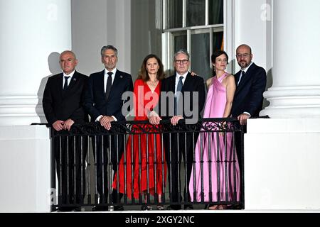 Washington, DC, USA. Juli 2024. Victoria Starmer, Ehefrau von Keir Starmer, Mitte links, und Keir Starmer, UK Premierminister, Mitte rechts, während einer Ankunftszeremonie im Südportico des Weißen Hauses in Washington, DC, USA, am Mittwoch, den 10. Juli, 2024. die NATO-Führer, die sich zu einem dreitägigen NATO-Gipfel in Washington treffen, werden fünf Langstreckenluftverteidigungssysteme für die Ukraine entsenden, nachdem Präsident Wolodymyr Zelenskij nach verstärkten russischen Angriffen auf sein Land um weitere Hilfe gebeten hatte. Kredit: Graeme Sloan/Pool über CNP/dpa/Alamy Live News Stockfoto