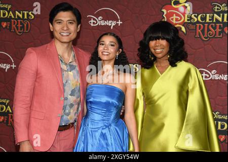 Burbank, USA. Juli 2024. Paolo Montalban, Malia Baker und Brandy Norwood kommen zu Disneys Premiere „Descendants: The Rise of Red“, die am 10. Juli 2024 in den Walt Disney Studios in Burbank CA. Stattfand. © Majil/ Credit: AFF/Alamy Live News Stockfoto