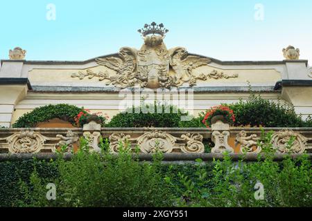 Ein königliches Wappen, Krone und Doppeladler, die den Kreuzkopfgiebel der Loggia in der Villa del Balbianello am Comer See, Italien, überragen. Stockfoto