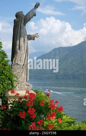 Statue in der Villa del Balbianello am Comer See, Italien. Wunderschöner Alpensee mit malerischen Dörfern, luxuriösen Villen, palazzo und dramatischer Landschaft Stockfoto