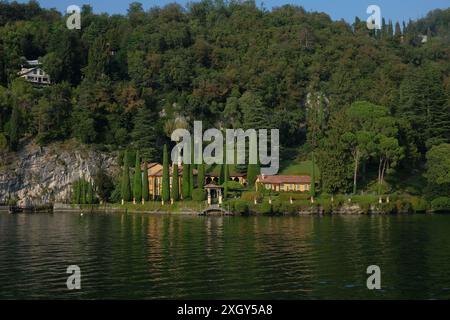 Villa la cassinella eine private Ferienvilla, luxuriöses Reiseziel für wohlhabende Reisende am Ufer des Comer Sees Stockfoto