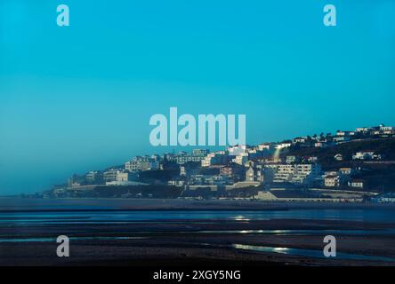 Blick auf Foz do Arelho bei Sonnenuntergang vom Strand Bom Sucesso über den Eingang zur Lagune Obidos an der Silberküste in Portugal Stockfoto