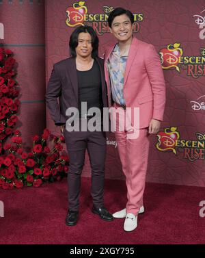 Los Angeles, USA. Juli 2024. (L-R) Tristan Padil und Paolo Montalbán bei der Disney's DESENDANTS: THE RISE OF RED World Premiere am Mittwoch in den Walt Disney Studios, ? Juli 2024. (Foto: Sthanlee B. Mirador/SIPA USA) Credit: SIPA USA/Alamy Live News Stockfoto