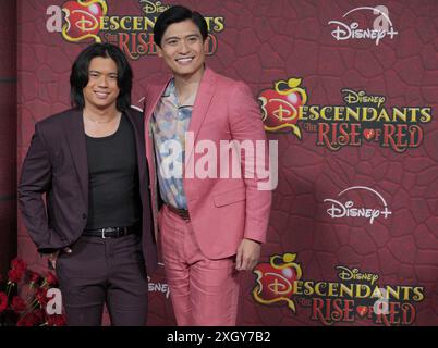 Los Angeles, USA. Juli 2024. (L-R) Tristan Padil und Paolo Montalbán bei der Disney's DESENDANTS: THE RISE OF RED World Premiere am Mittwoch in den Walt Disney Studios, ? Juli 2024. (Foto: Sthanlee B. Mirador/SIPA USA) Credit: SIPA USA/Alamy Live News Stockfoto