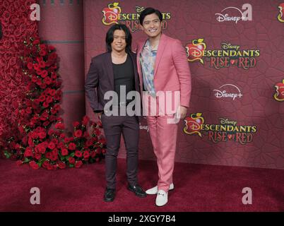 Los Angeles, USA. Juli 2024. (L-R) Tristan Padil und Paolo Montalbán bei der Disney's DESENDANTS: THE RISE OF RED World Premiere am Mittwoch in den Walt Disney Studios, ? Juli 2024. (Foto: Sthanlee B. Mirador/SIPA USA) Credit: SIPA USA/Alamy Live News Stockfoto