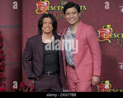 Los Angeles, USA. Juli 2024. (L-R) Tristan Padil und Paolo Montalbán bei der Disney's DESENDANTS: THE RISE OF RED World Premiere am Mittwoch in den Walt Disney Studios, ? Juli 2024. (Foto: Sthanlee B. Mirador/SIPA USA) Credit: SIPA USA/Alamy Live News Stockfoto