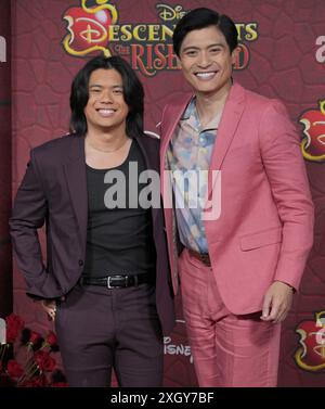 Los Angeles, USA. Juli 2024. (L-R) Tristan Padil und Paolo Montalbán bei der Disney's DESENDANTS: THE RISE OF RED World Premiere am Mittwoch in den Walt Disney Studios, ? Juli 2024. (Foto: Sthanlee B. Mirador/SIPA USA) Credit: SIPA USA/Alamy Live News Stockfoto