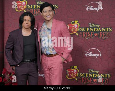 Los Angeles, USA. Juli 2024. (L-R) Tristan Padil und Paolo Montalbán bei der Disney's DESENDANTS: THE RISE OF RED World Premiere am Mittwoch in den Walt Disney Studios, ? Juli 2024. (Foto: Sthanlee B. Mirador/SIPA USA) Credit: SIPA USA/Alamy Live News Stockfoto