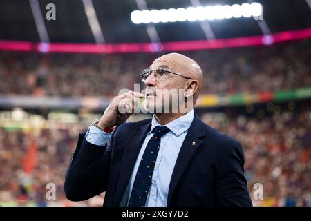 München, Deutschland. 9. Juli 2024. Luis de la Fuente, Cheftrainer Spaniens, gibt Gesten vor dem Halbfinalspiel der UEFA EURO 2024 zwischen Spanien und Frankreich. Quelle: Nicolò Campo/Alamy Live News Stockfoto