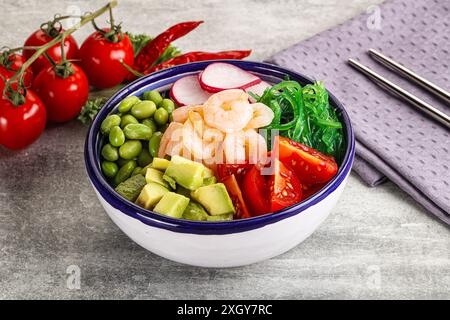 Hawaian Cuisine – Poke mit Cocktailgarnelen und Avocado Stockfoto