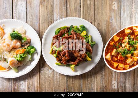 Ein Blick von oben auf mehrere chinesische Hauptgerichte, darunter Rindfleisch-Brokkoli, mapo-Tofu und Garnelenkotelett Suey. Stockfoto