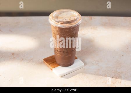 Blick auf ein großes Eis-Cappuccino-Getränk in einem Plastikbecher. Stockfoto