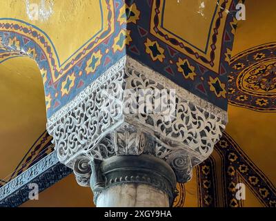 Istanbul, Türkei - 8. Mai 2024: Nahaufnahme der reich verzierten Säule und des Bogens der Hagia Sophia mit historischer Kunst. Stockfoto