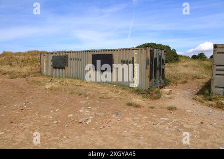 Zwei Ex-Container, die zur Lagerung umgebaut wurden und Rettungsschwimmern ermöglichen, die Bucht bei gutem Wetter zu sehen. Stockfoto