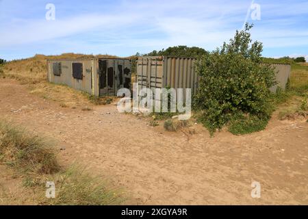 Zwei Ex-Container, die zur Lagerung umgebaut wurden und Rettungsschwimmern ermöglichen, die Bucht bei gutem Wetter zu sehen. Stockfoto