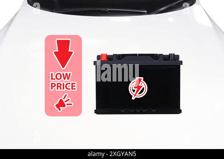 Autobatterie Sonderangebot und Discount Sale Konzept, Autobatterie isoliert auf weißem Hintergrund mit einem Discount Sale Badge Stockfoto