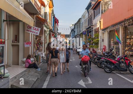 Phuket, Thailand. Altstadt von Phuket mit chinesisch-portugiesischen Gebäuden in der Altstadt von Phuket mit einem Spaziergang durch die Straße. Geschäfte und Restaurants in der Altstadt Stockfoto